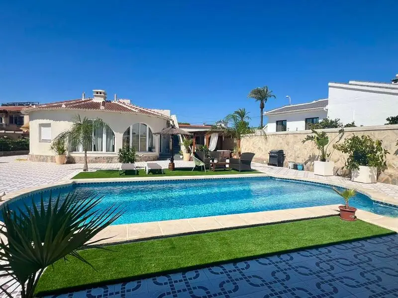Villa en Ciudad Quesada con Piscina Privada y Casa de Invitados