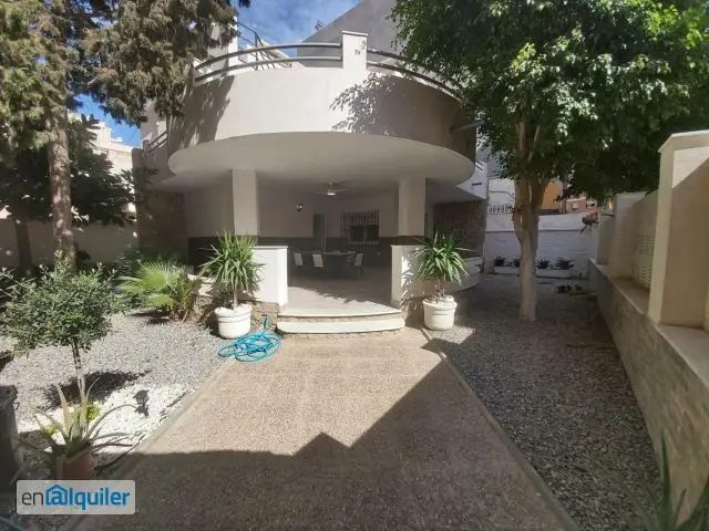 Alquiler casa amueblada estudiantes Zapillo 4 dormitorios