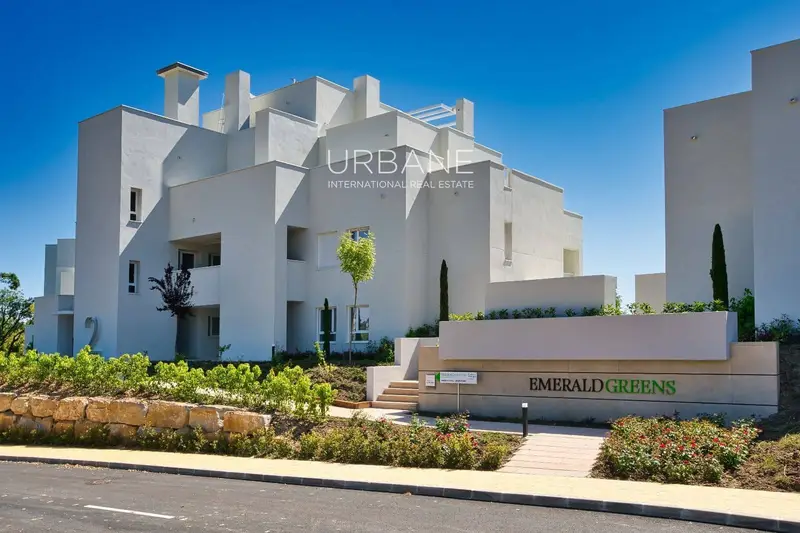 Apartamento en San Roque Club con Vistas al Mar y Campo de Golf