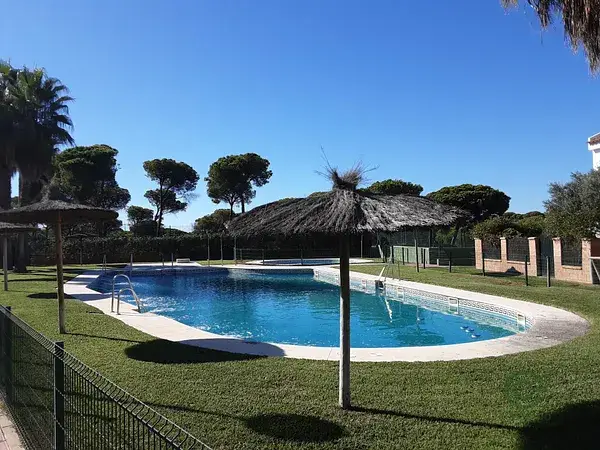 Casa Adosada en El Portil con Piscina Cerca de la Playa y Golf
