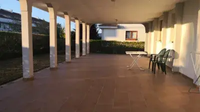Chalet Pareado en Alquiler con 4 Dormitorios y Garaje