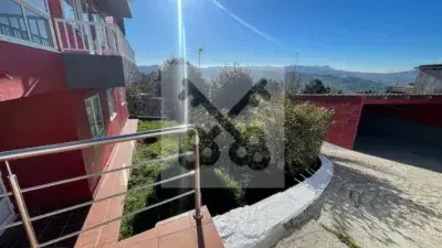 Casa con 3 Viviendas Independientes en Cabral Candeán