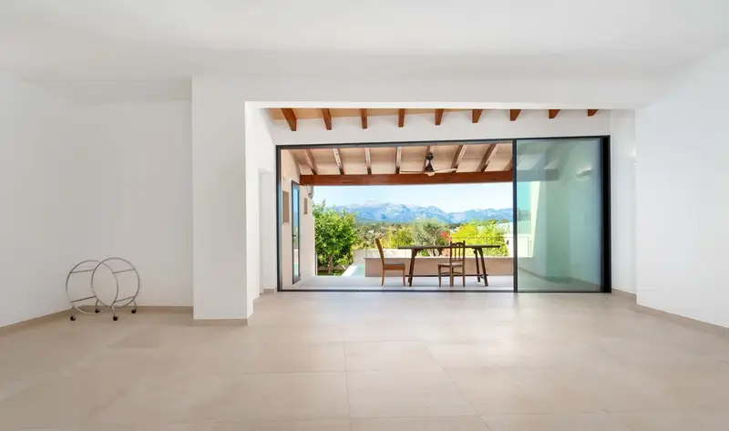 Casa adosada moderna en Llubí con piscina y jardín