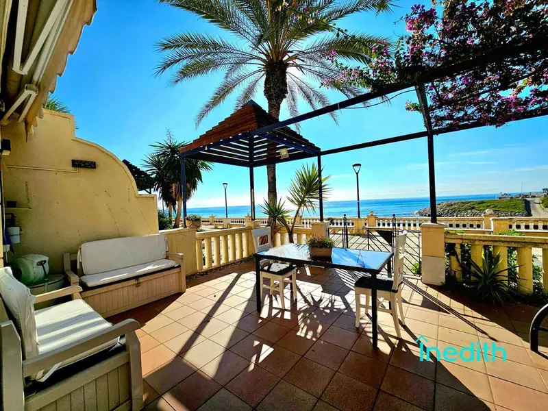 Piso en Sitges con Acceso Directo al Mar y Amplia Terraza