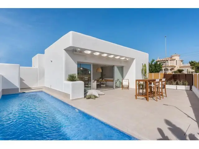 Villas de Obra Nueva en Dolores: Estilo Ibicenco con Piscina Privada