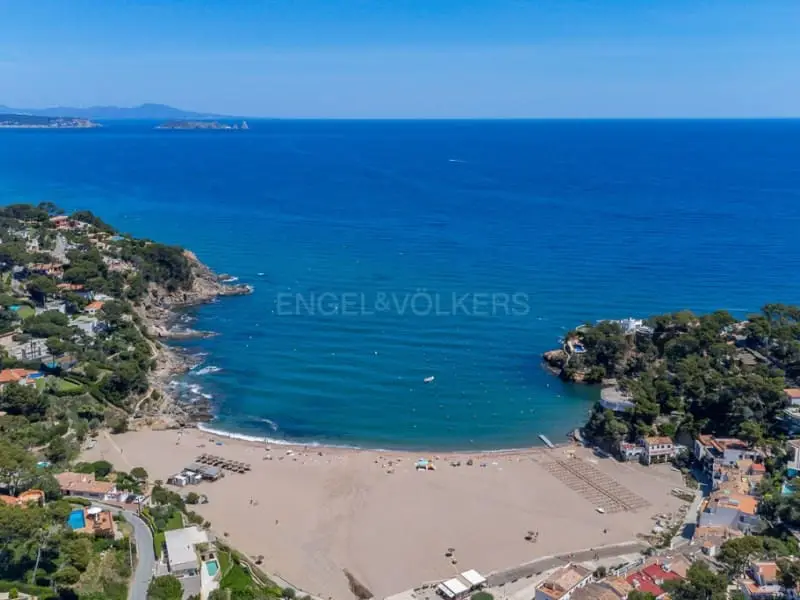 Chalet en venta en Begur con estudio independiente y vistas al mar