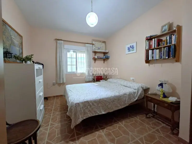 Casa Rústica con Terreno y Piscina en Guadix