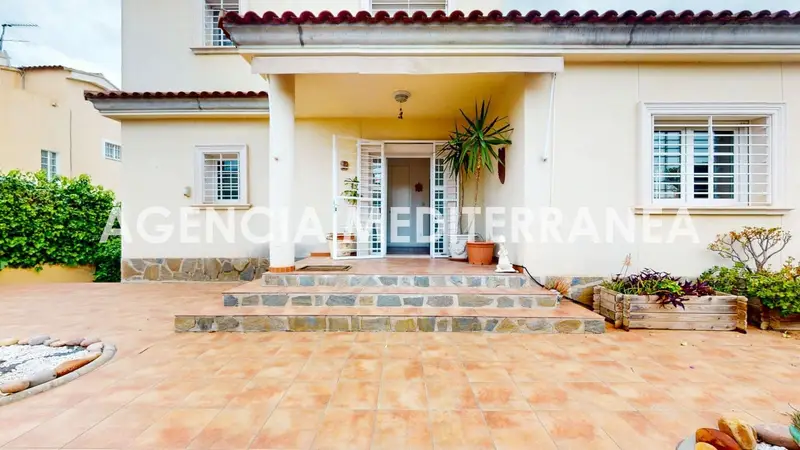 Chalet en La Eliana con piscina y jardín