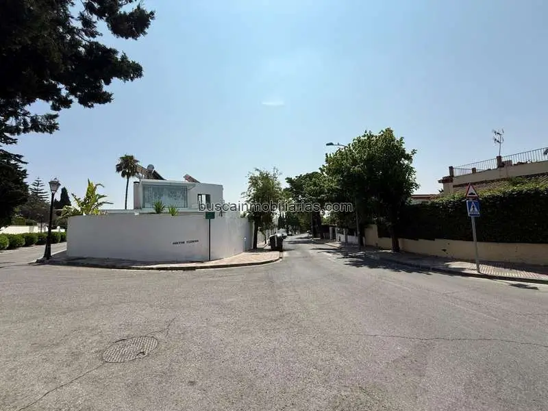Chalet Reformado en Tomares 224m2 con Piscina y Placas Fotovoltaicas