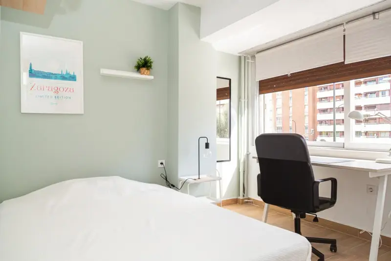 Habitacion con balcon para estudiantes y trabajadores