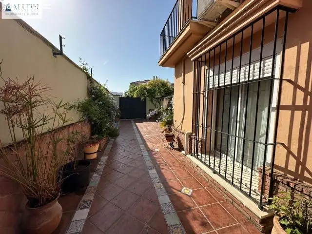 Chalet Pareado en Pozoalbero con 4 Habitaciones y Patio