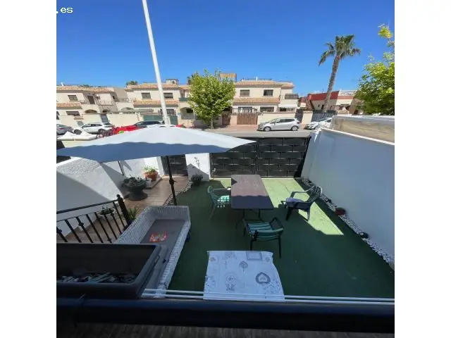 Chalet Adosado en Torrevieja con Sótano y Solarium