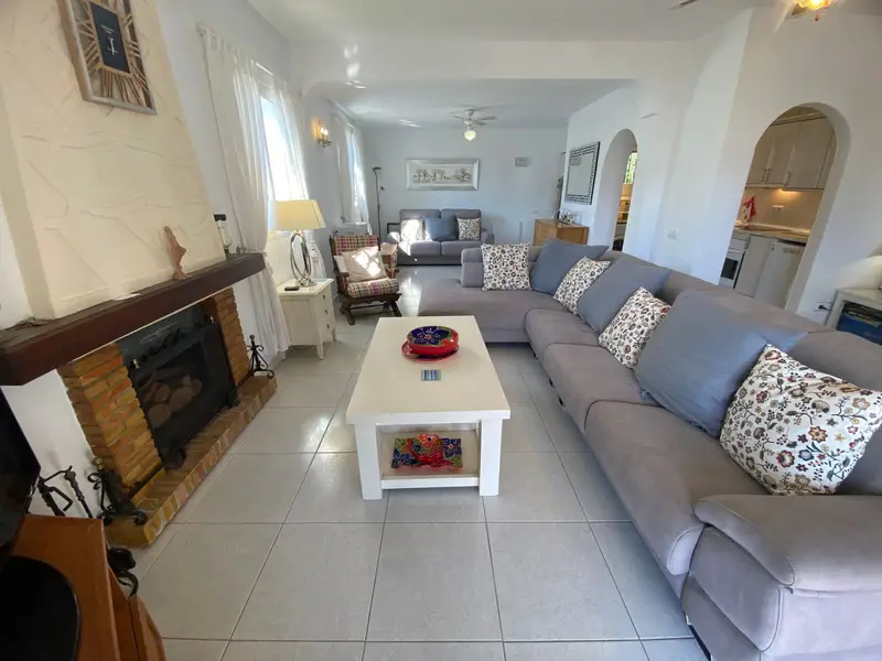 Villa en Calahonda con 2 Dormitorios Cerca de la Playa
