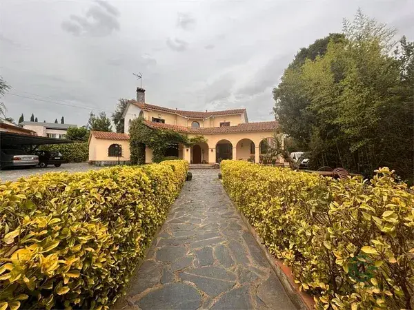 Casa en Santa Eulalia de Ronçana con jardín y garaje