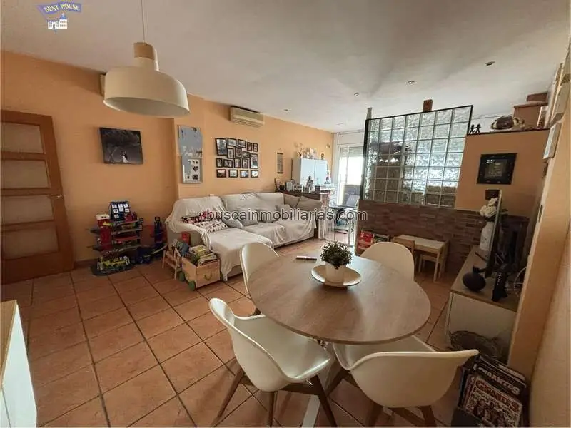 Casa en Venta Sabadell: Amplia, Luminosa y con Terraza de 98m²