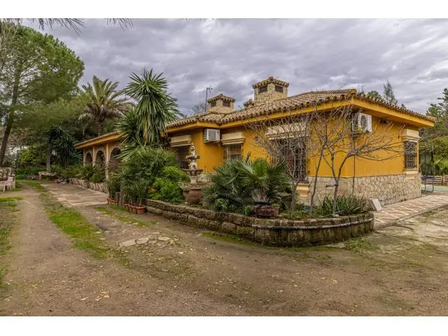 Magnifica Vivienda en La Cartuja 4 Dormitorios Jardin y Nave