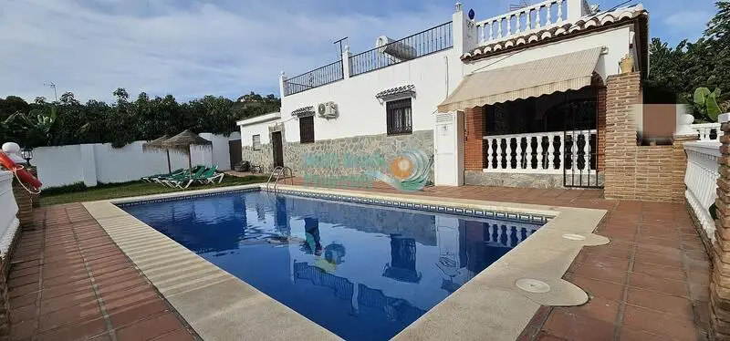 Casa de Campo con Piscina Privada y Vistas al Mar en Nerja