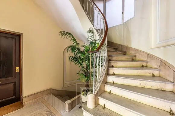 Vivienda de Lujo Reformada en Jerónimos con Vistas al Prado