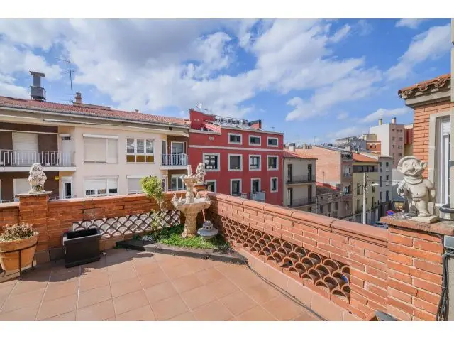 Refugio Urbano en Manresa: Jardín Piscina y Garaje para 3 Coches