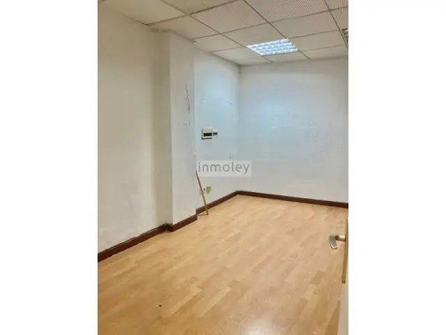 Local en Alquiler Gorbea 95m2 Dos Escaparates Opcion Compra