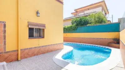 Chalet con Piscina en Vegas del Genil  Dos Viviendas Independientes