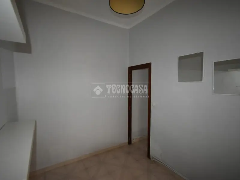 Piso en venta Puente Vallecas: Bajo exterior para reformar