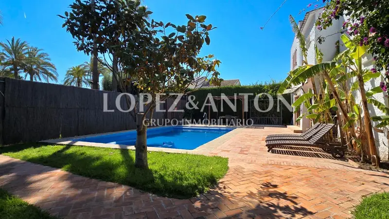 Chalet en venta en L Eliana Valencia con piscina jacuzzi y jardin