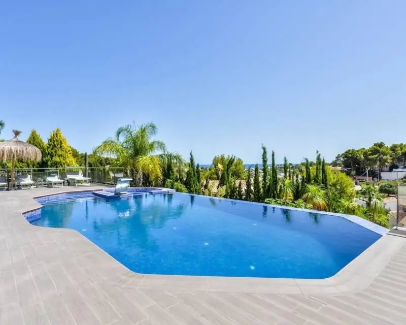 Villa de Lujo en Benissa con 4 Dormitorios y Spa