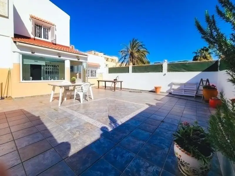 Venta Bungalow en Almería,  6 Dormitorios, Jardín, Solárium, Cerca de la Playa