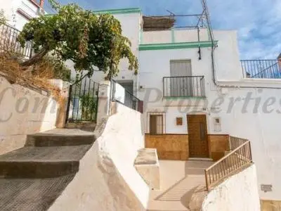 Casa Tradicional en Competa con 3 Dormitorios y Vistas Impresionantes