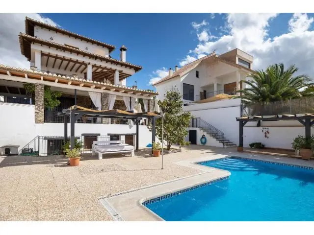 Chalet en Venta en La Zubia Gran Capacidad Ideal Familias