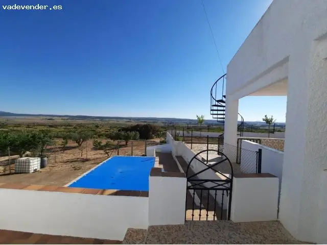 CHALET ZONA CERCANA A LA POBLACIÓN. PISCINA, POZO, ETC... Almansa