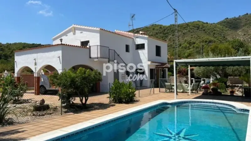Chalet en Borriol con Piscina y Amplio Terreno
