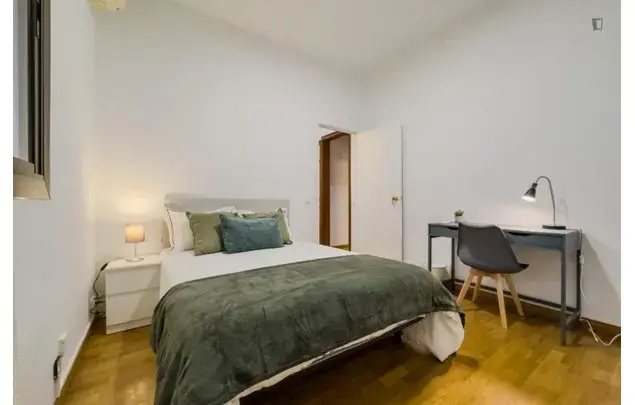 Alquiler Apartamento 4 Dormitorios Barcelona Grupo 18-35 Años