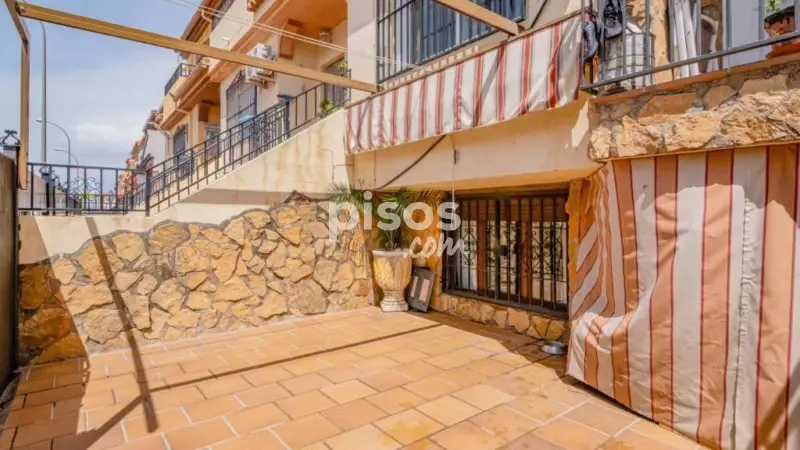 Casa Adosada en Vegas del Genil: Ideal Familias