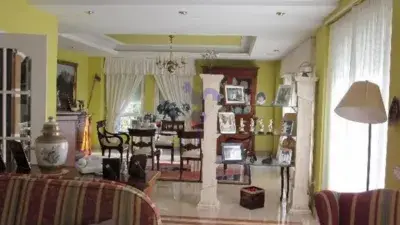 Chalet de Lujo en Venta en Las Lomas con Vistas a Le
ón