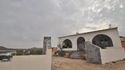 Cortijo Rustico con Cueva y Terraza en Fernan Perez