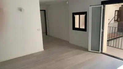 Piso en venta en Barcelona: 3 habitaciones, 2 baños, reformado