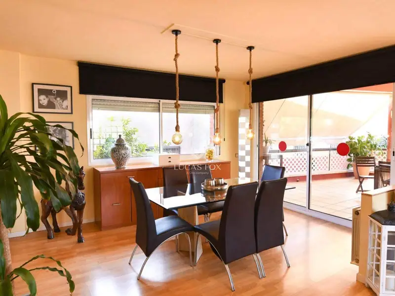 Chalet en Cubelles con Piscina y Vistas al Mar