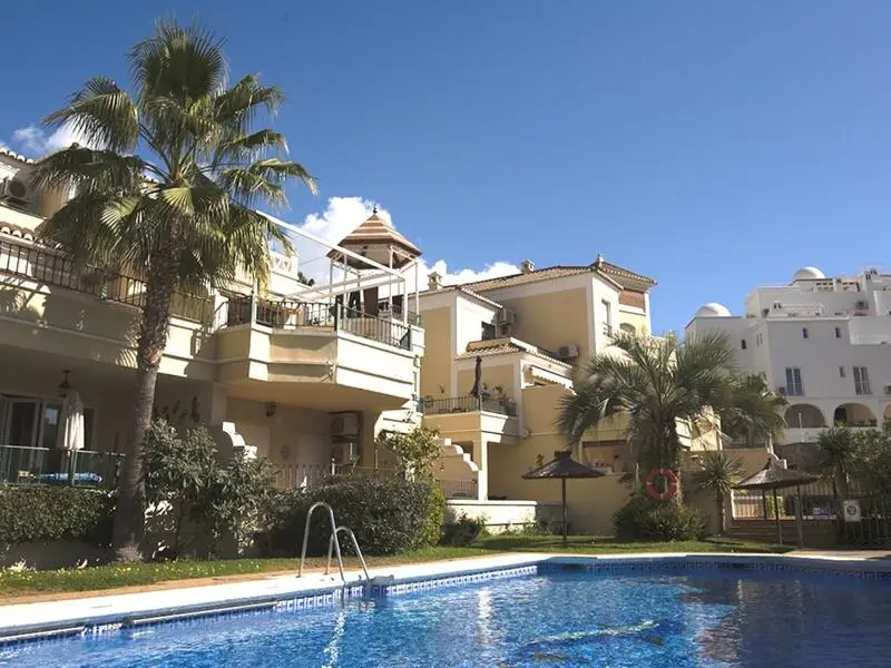 Apartamento en venta Nerja 2 dormitorios terraza piscina parking