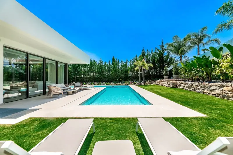 Villa de Lujo en La Cerquilla Marbella 4 Dormitorios Piscina y Jardin