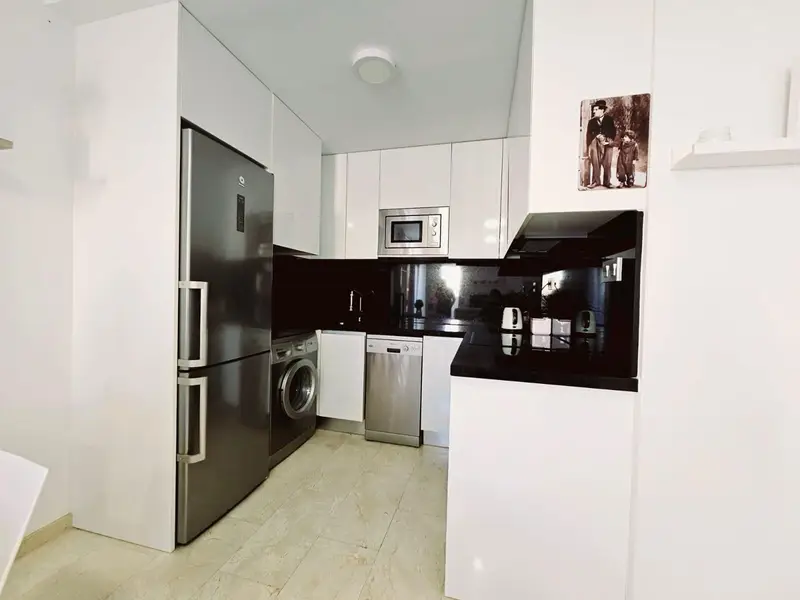 Apartamento en Torrevieja con Vistas al Mar Piscina y Garaje