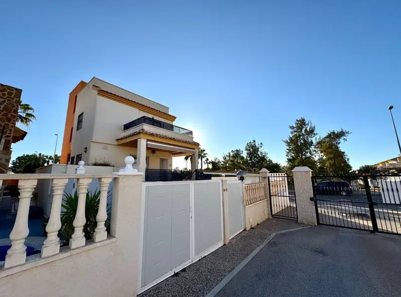 Chalet en Alquiler El Raso Guardamar del Segura 6 Dormitorios Piscina Privada