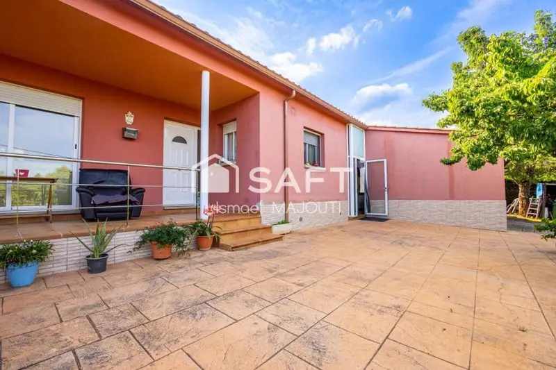 Chalet en Bescanó con parcela y jardín
