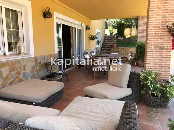 Chalet de Lujo en Valencia con Vistas a la Sierra