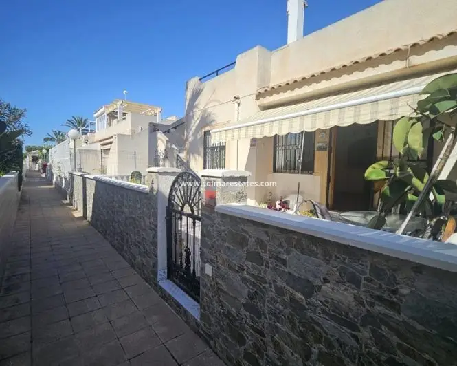 Bungalow en Punta Prima 2 dormitorios 1 bano Solarium Privado