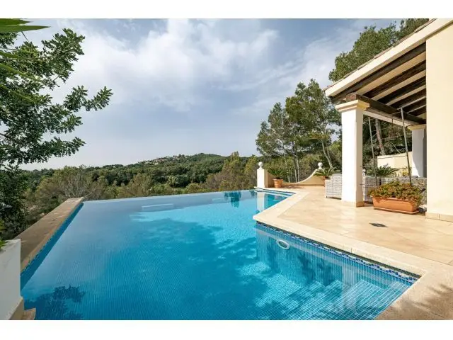 Villa Mediterránea con Vistas al Golf y al Mar en Bendinat