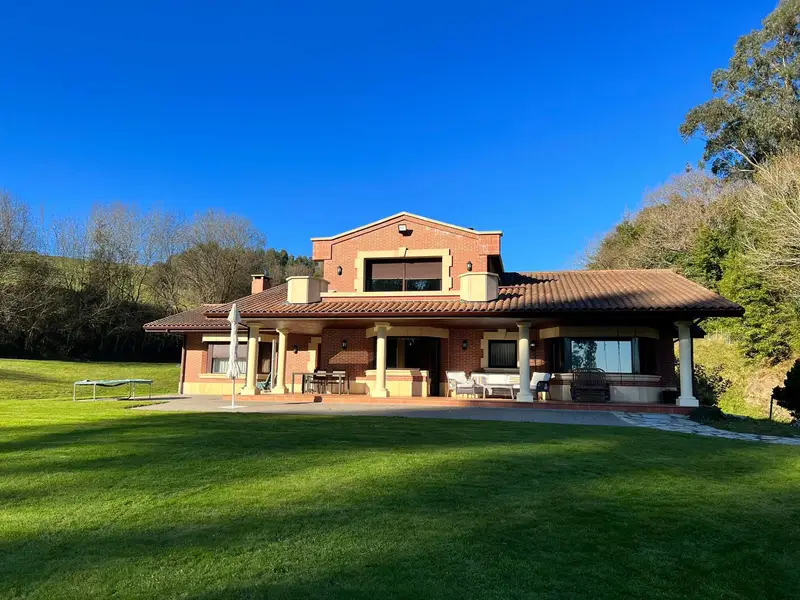 Casa de dos plantas con garaje y 11000m2 de terreno