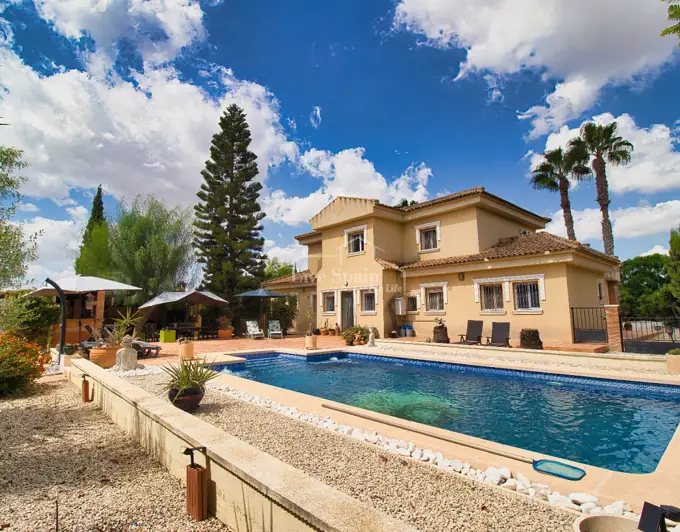 Casa de Campo de Lujo con 5 Dormitorios y Piscina