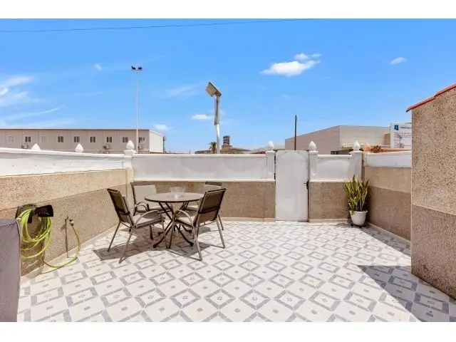 Bungalow Reformado en Torrevieja con Patio Ideal para Vivir o Vacacionar